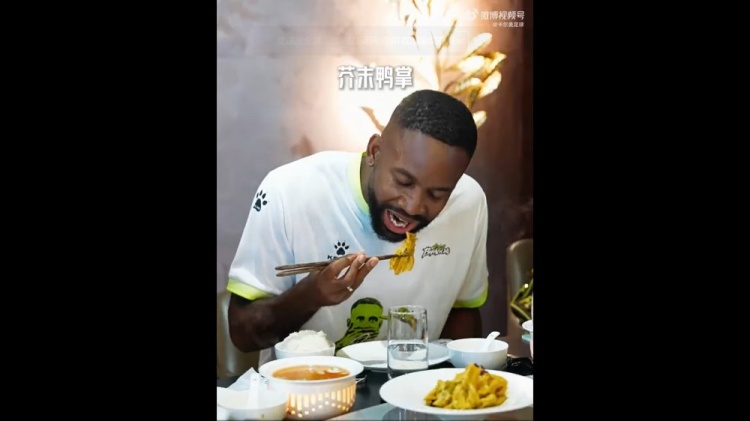 巴坎布曹永竞京城美食评测：果木烤鸭获差评，毛血旺两人全拉胯