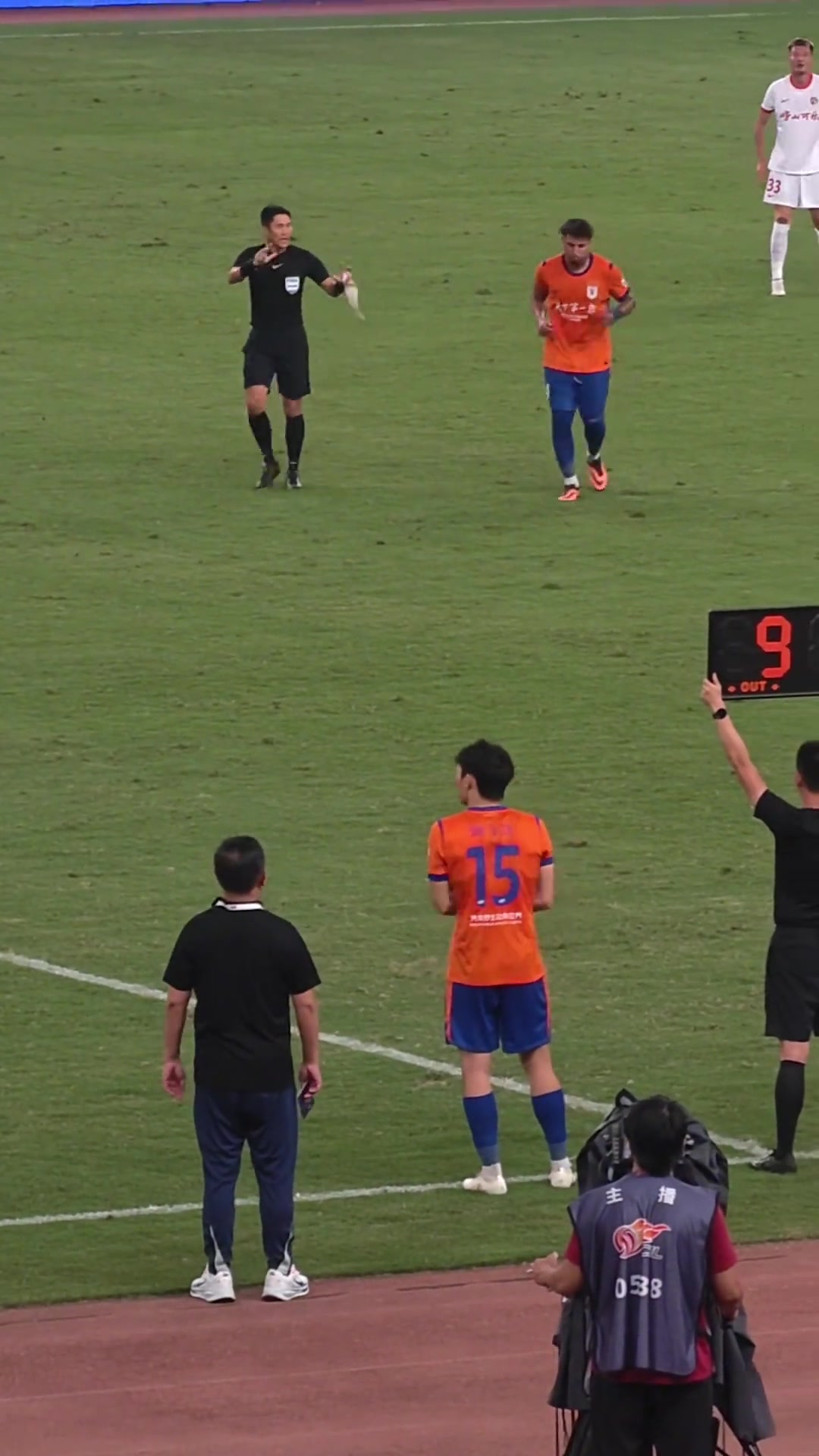马宁对克雷桑五秒倒计时警告 泰山3-1海牛补时现争议 马宁对克雷桑五秒倒计时警告 泰山3-1海牛补时现争议