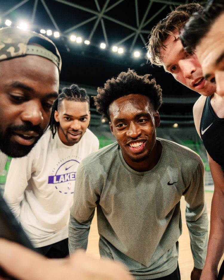花样真多！东契奇与里夫斯玩抢球游戏 反应略胜一筹最终取胜