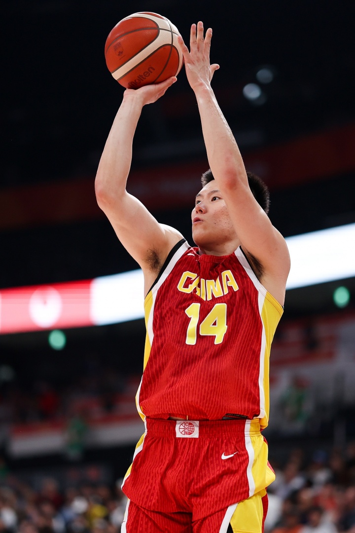 敢打敢拼！李弘权小组赛场均9.5分6板2.5助 投篮命中率53.3%