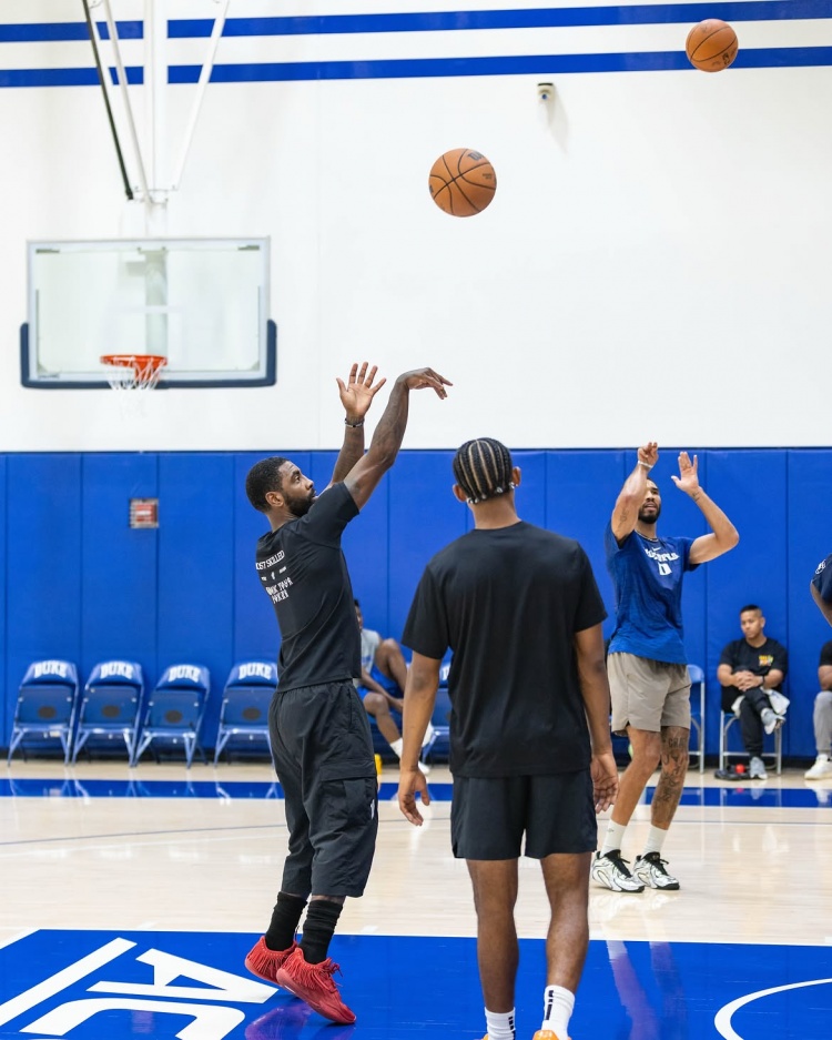 校友局！杜克官方晒欧文、塔图姆、弗拉格、班凯罗等球员训练照