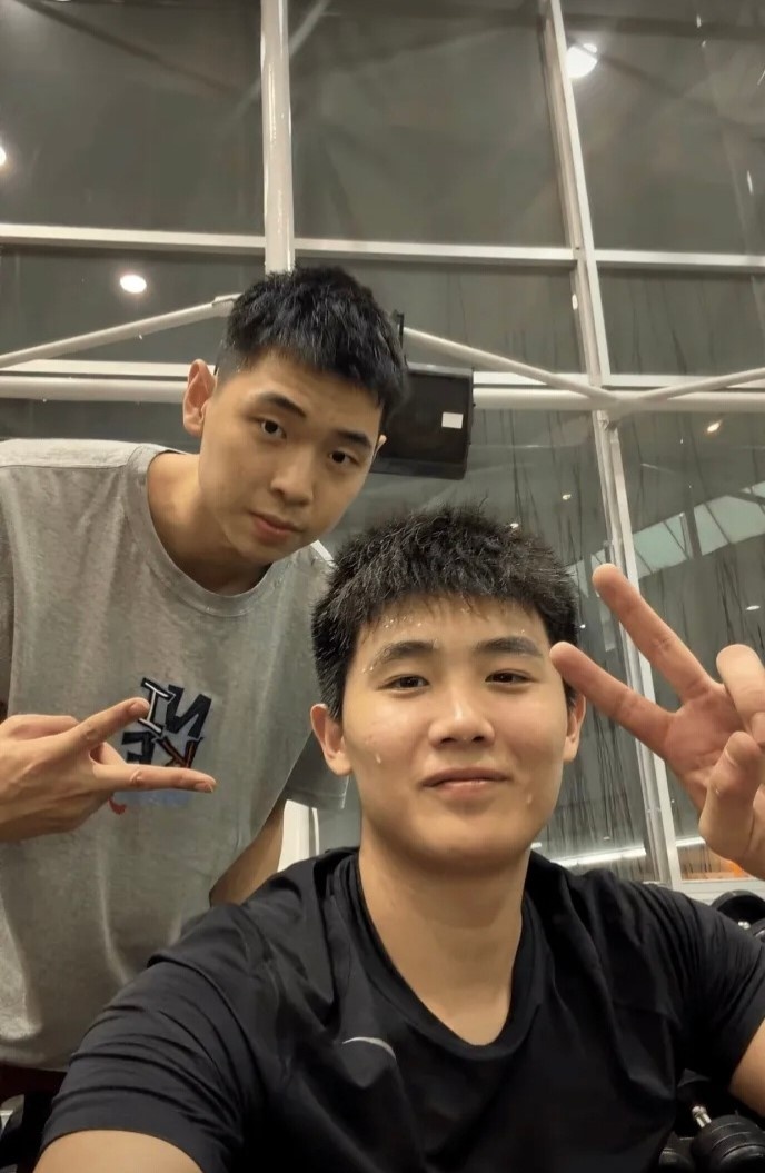 李悦洲晒出与胡明轩、崔永熙在健身房训练照:进步不能停!💪 李悦洲晒出与胡明轩、崔永熙在健身房训练照:进步不能停!💪